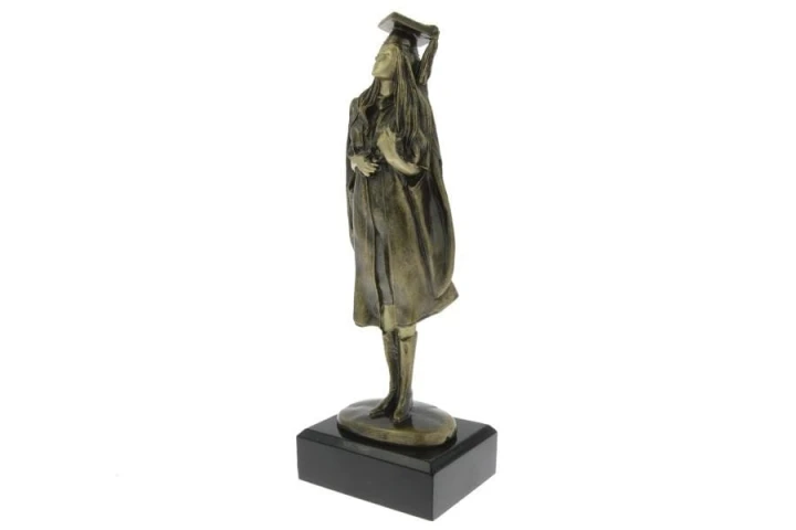 Statuetka Absolwentka Tryumf